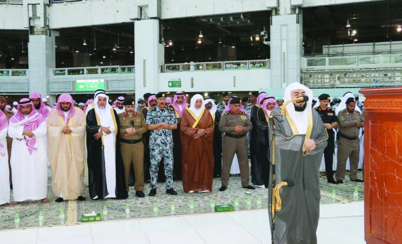 خالد الفيصل متقدما المصلين في المسجد الحرام (مكة)