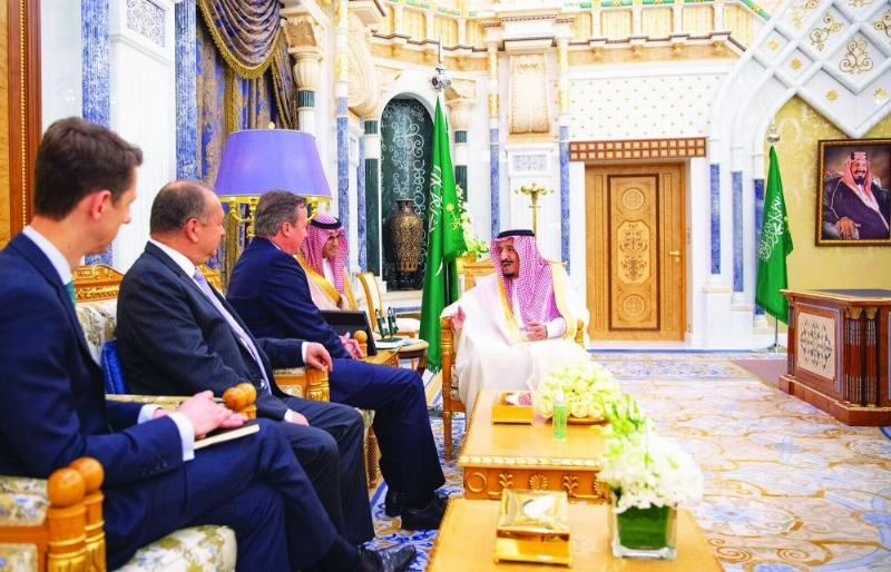 الملك سلمان خلال استقباله ديفيد كاميرون أمس في الرياض (واس)