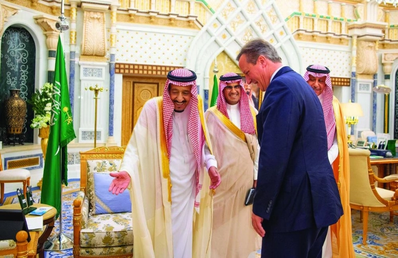 الملك سلمان خلال استقباله ديفيد كاميرون أمس في الرياض (واس)