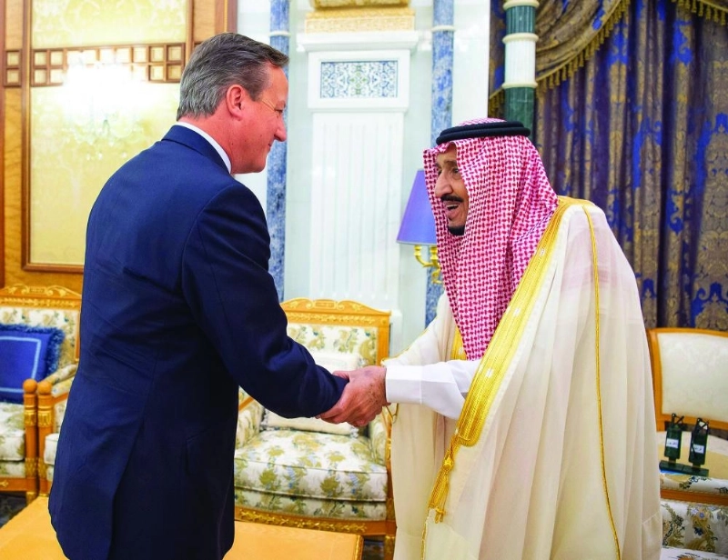 الملك سلمان خلال استقباله ديفيد كاميرون أمس في الرياض (واس)