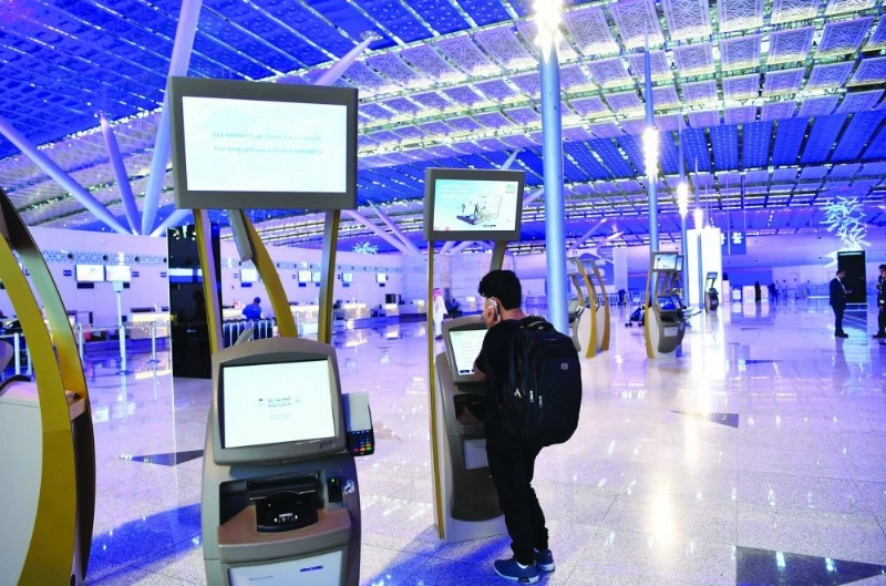 مسافر في مطار الملك عبدالعزيز الدولي الجديد (مكة)