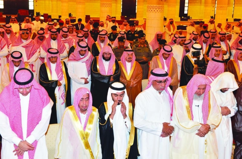 من أداء الصلاة على الفقيدة بالرياض أمس (واس)