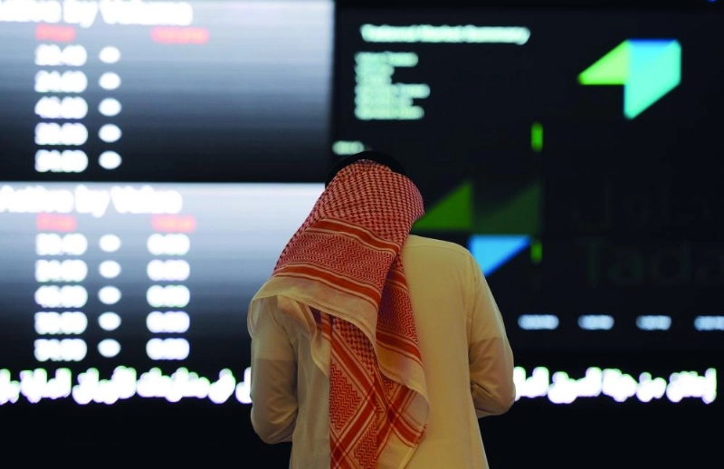 مستثمر يتابع الأسهم في تداول (مكة)