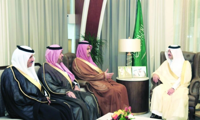 سعود بن نايف خلال لقائه محمد الجاسر (مكة)