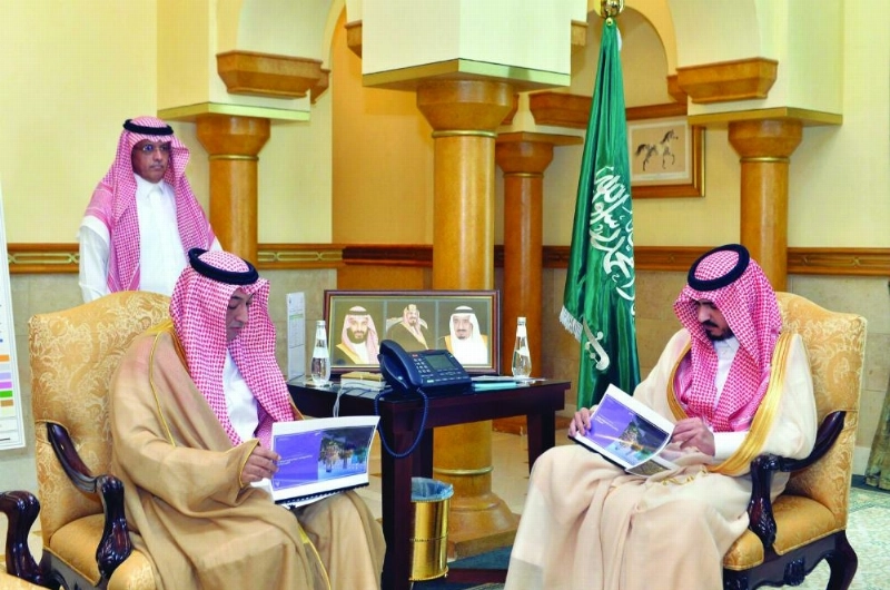 بدر بن سلطان لدى استقباله نضال عالم (مكة)