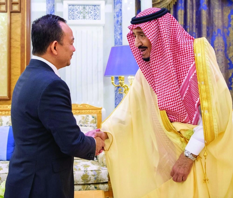 الملك سلمان لدى اسقباله مزلي مالك في الرياض أمس (واس)