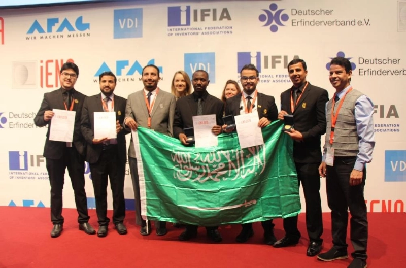 جماعية للوفد رافعا العلم السعودي (مكة)