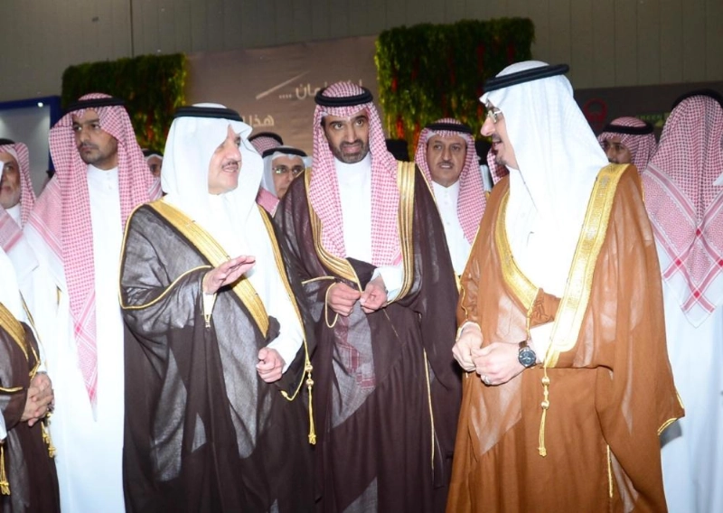 سعود بن نايف يزور أحد أجنحة المعرض (مكة)