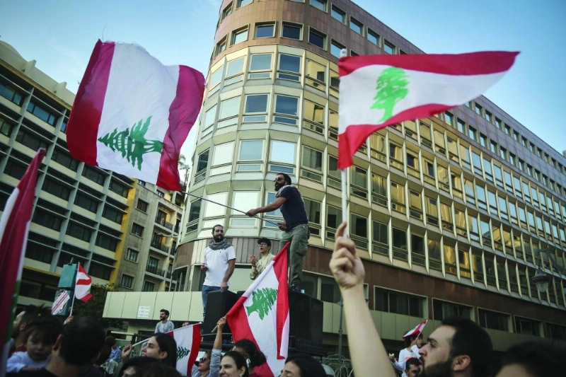 المتظاهرون اللبنانيون يواصلون احتجاجاتهم (د ب أ)