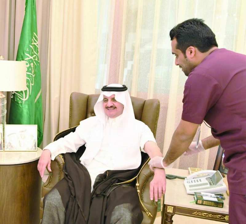 سعود بن نايف مدشنا حملة التطعيم (مكة)