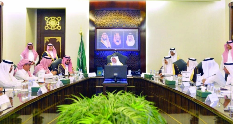 خالد الفيصل خلال ترؤسه الاجتماع (مكة)