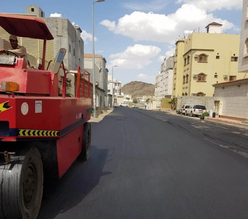 من أعمال السفلتة في حي الوسام (مكة)