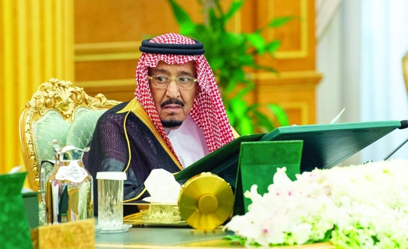 الملك سلمان لدى ترؤسه جلسة مجلس الوزراء في قصر اليمامة بالرياض أمس (واس)