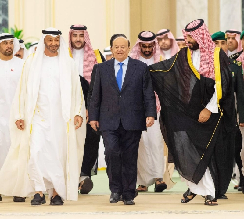 ولي العهد والرئيس اليمني وولي عهد أبو ظبي خلال مراسم توقيع وثيقة اتفاق الرياض أمس (واس)