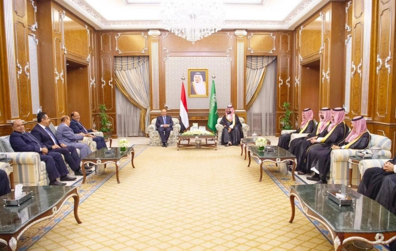 ولي العهد خلال اجتماعه مع الرئيس اليمني بالرياض أمس (واس)