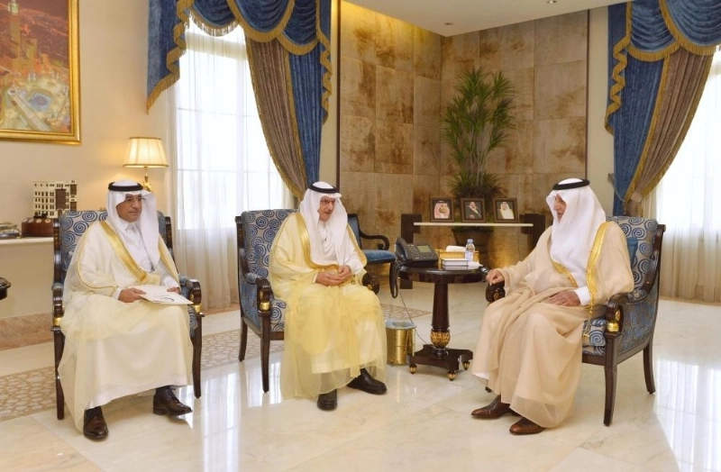 خالد الفيصل خلال استقباله يوسف العثيمين (مكة)