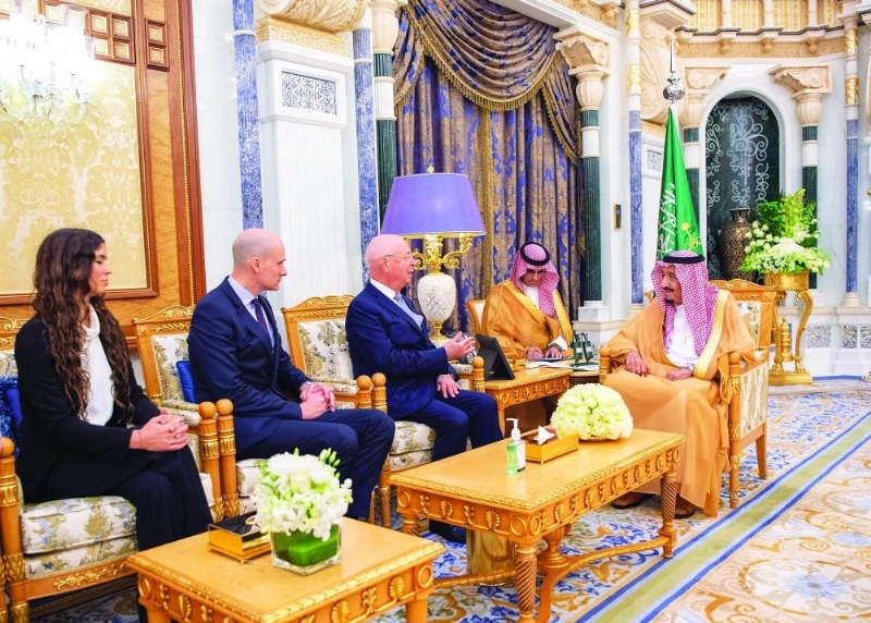 خادم الحرمين يستعرض مع كلاوس شواب أوجه التعاون (واس)