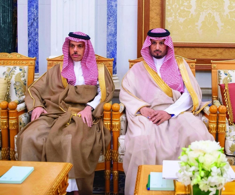 فيصل بن فرحان وتميم السالم خلال اللقاء (واس)