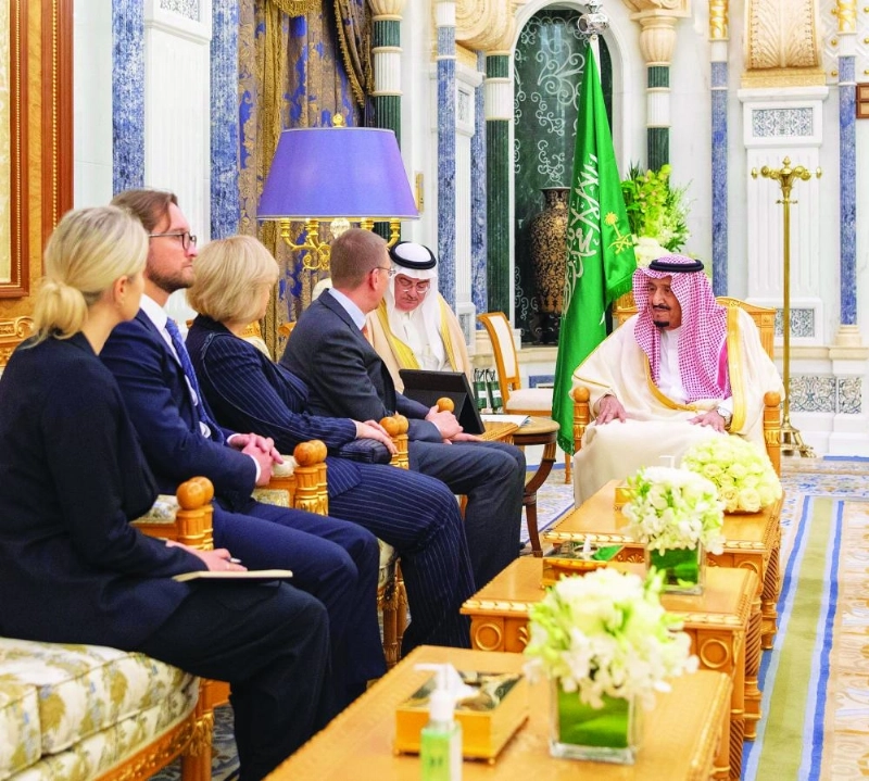 خادم الحرمين لدى لقائه إدجارس رينكيفيتش (واس)