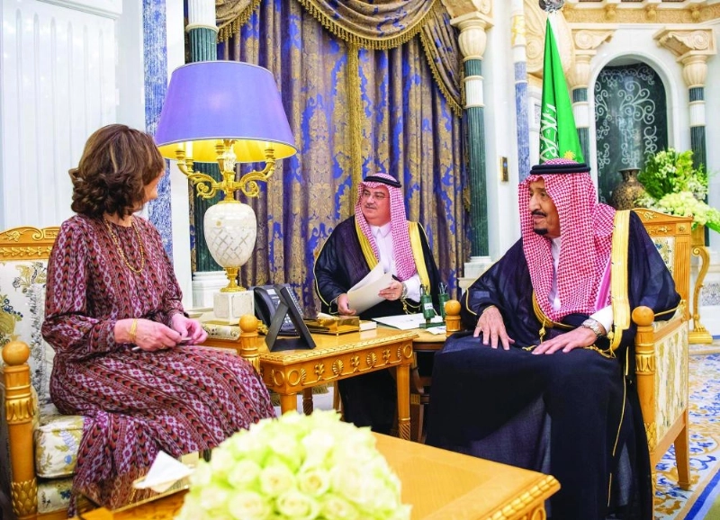 الملك سلمان خلال لقائه جينا هاسبل (واس)