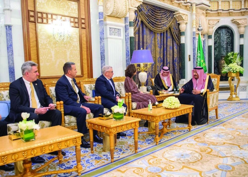 الملك سلمان خلال لقائه جينا هاسبل في الرياض أمس (واس)