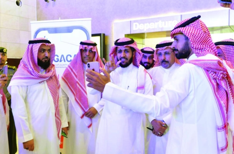 من تدشين الخدمة أمس (مكة)