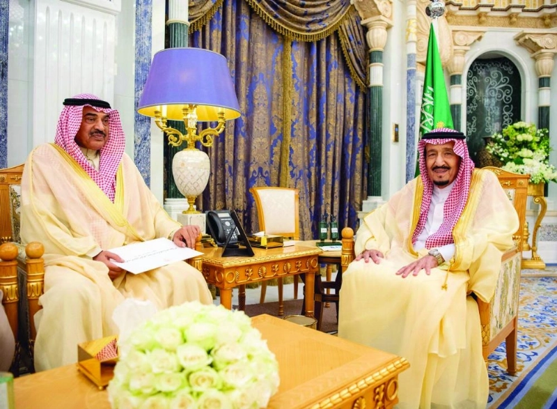 الملك سلمان لدى استقباله الشيخ صباح خالد الصباح (واس)