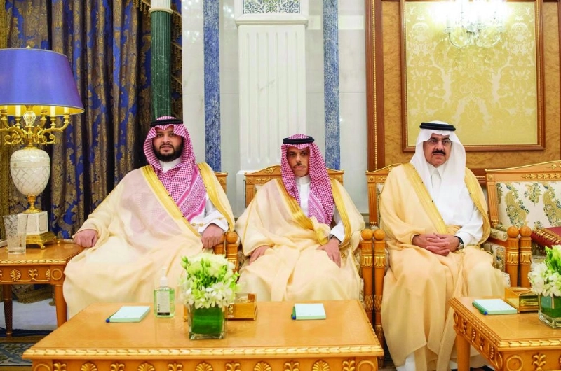 تركي بن محمد وفيصل بن فرحان ومساعد العيبان خلال الاستقبال