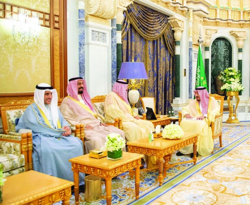 الملك سلمان لدى استقباله الشيخ صباح خالد الصباح (واس)