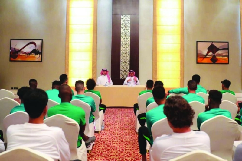 اجتماع رئيس هيئة الرياضة بلاعبي المنتخب