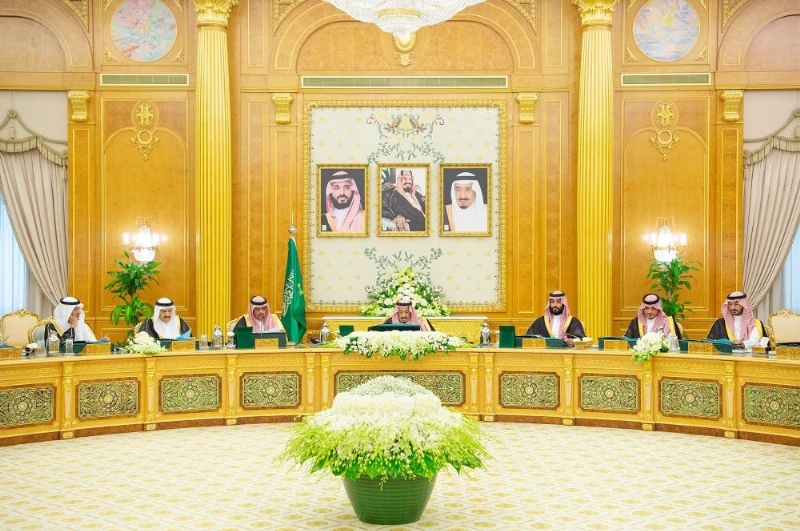 خادم الحرمين لدى ترؤسه جلسة مجلس الوزراء في قصر اليمامة بالرياض أمس (واس)