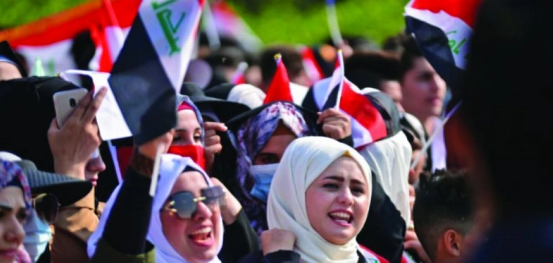 طالبات عراقيات يشاركن في المظاهرات (أ ف ب)