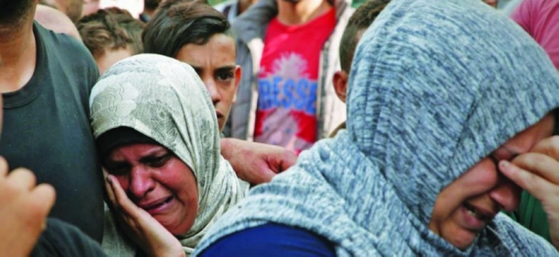 فلسطينيات يبكين بعد مقتل ذويهن (أ ف ب)