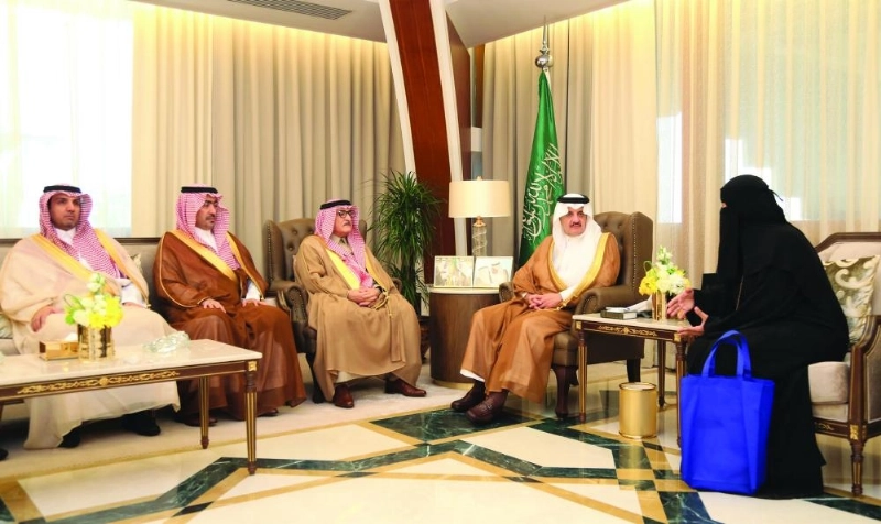 سعود بن نايف خلال استقباله أعضاء مجلس إدارة الجمعية (مكة)