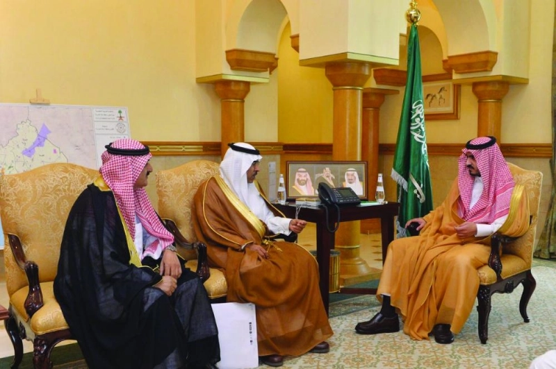 بدر بن سلطان خلال استقباله عبدالله الشدادي (مكة)