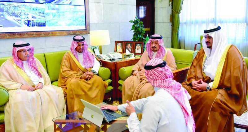 أمير الرياض ونائبه يطلعان على الاستعدادات (واس)