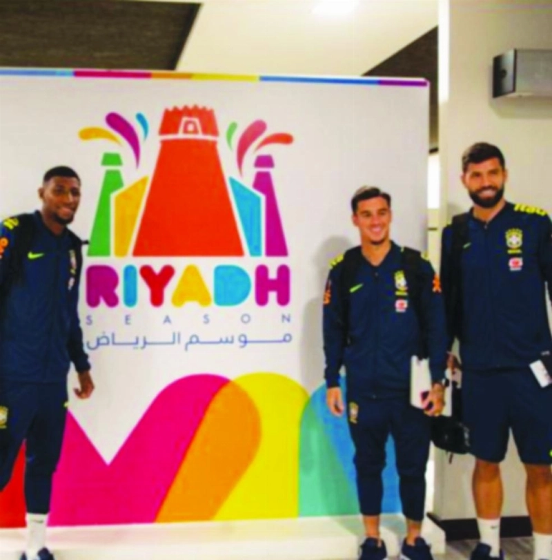 لاعبو البرازيل مع شعار موسم الرياض (مكة)