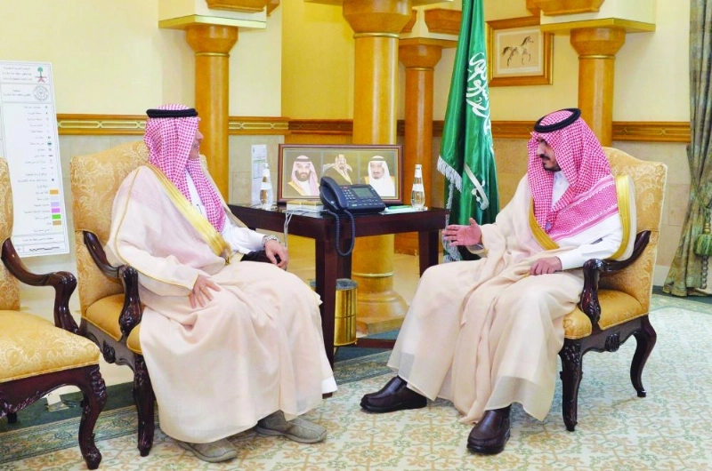 بدر بن سلطان خلال استقباله محمد بن هميل (مكة)