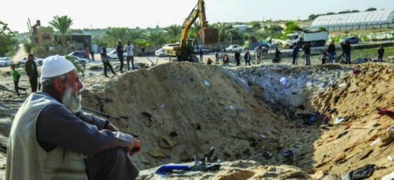 أطفال فلسطينين في منزلهم الذي دمرته الغارات الإسرائيلية (أ ف ب)