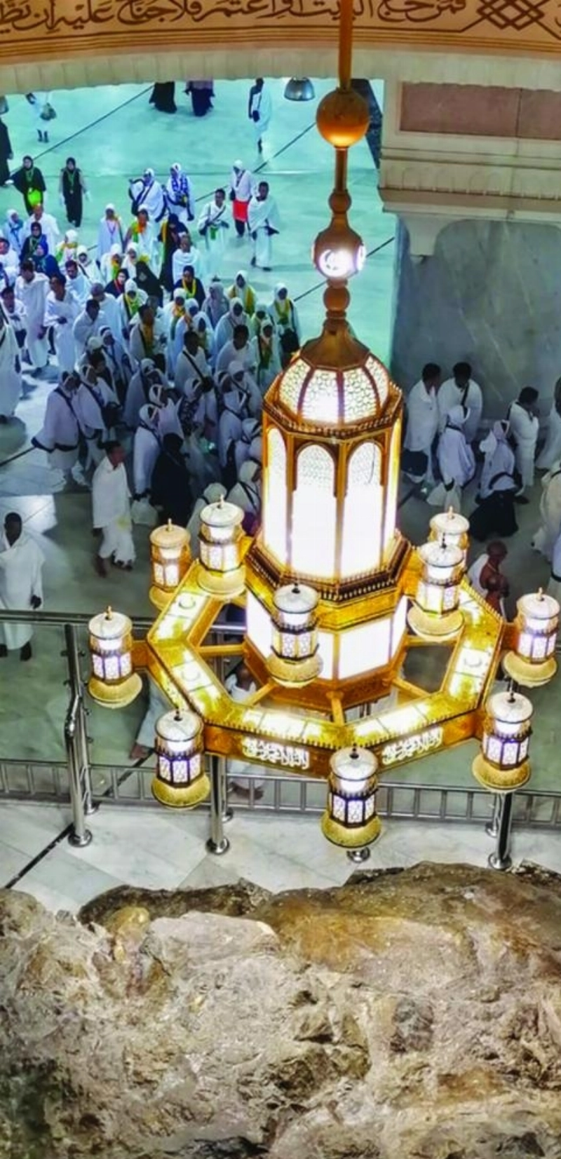 إحدى الإضاءات داخل الحرم المكي (أنس الحارثي)