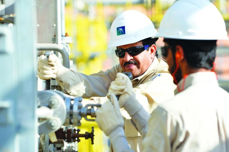 مهندسان يتابعان أعمال أحد مشاريع أرامكو