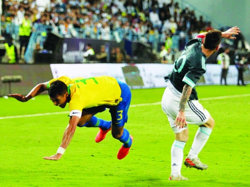 ليونيل ميسي وداسيلفا في صراع على الكرة (نواف الجبني)