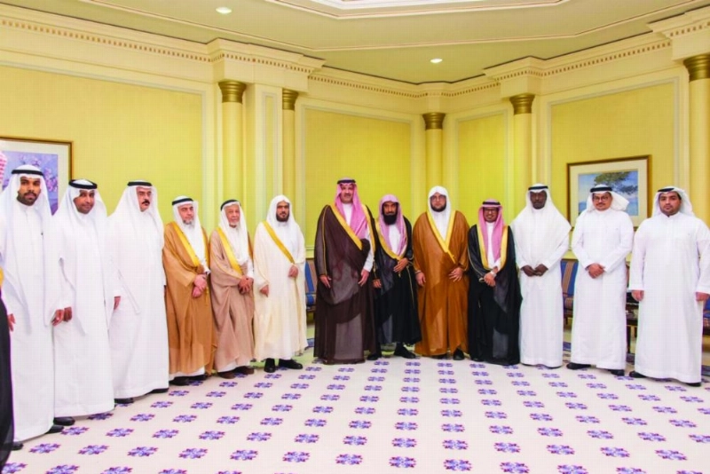 فيصل بن سلمان يتوسط أعضاء مجلس إدارة الجمعية (مكة)