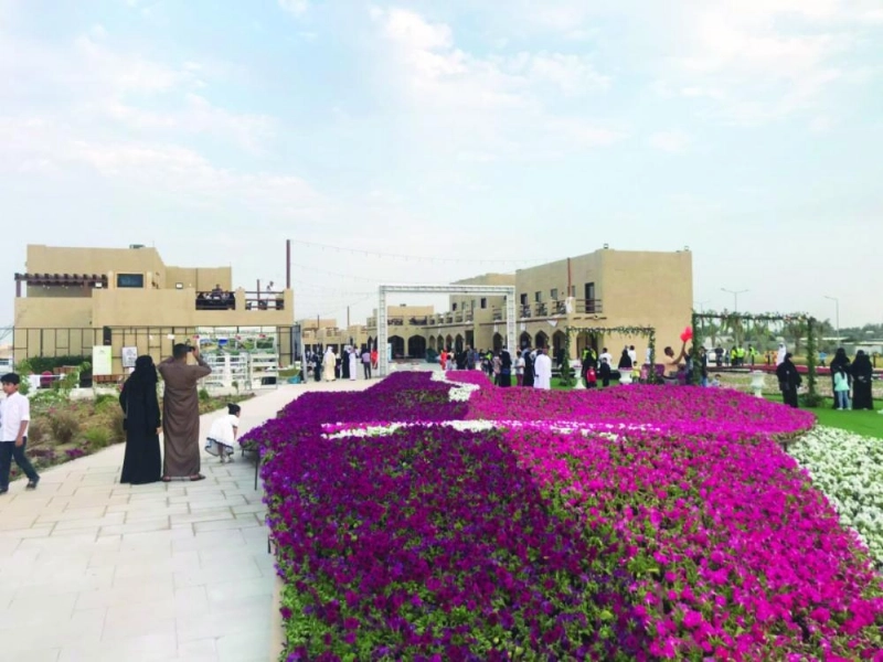 زوار في مهرجان الزهور بمشروع وسط العوامية (مكة)