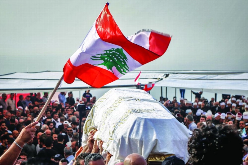 اللبنانيون يشيعون أحد ضحايا المظاهرات (د ب أ)