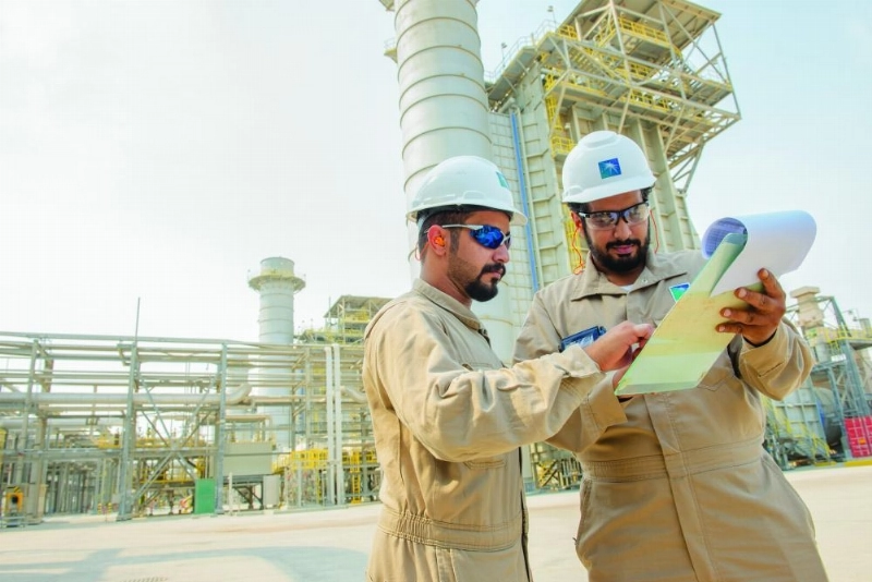 مهندسان في معمل واسط التابع لأرامكو (مكة)