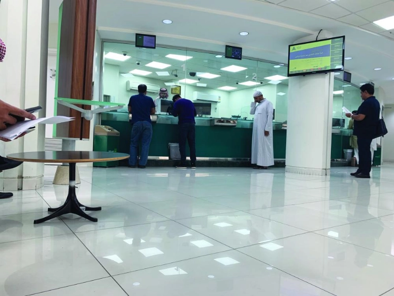 جانب من أحد فروع المصارف في جدة (مكة)