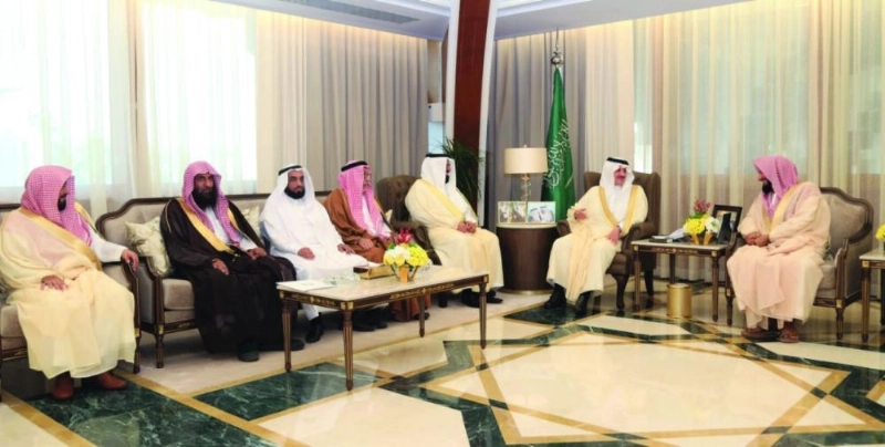سعود بن نايف خلال لقائه عمر الدويش وأئمة المساجد (مكة)
