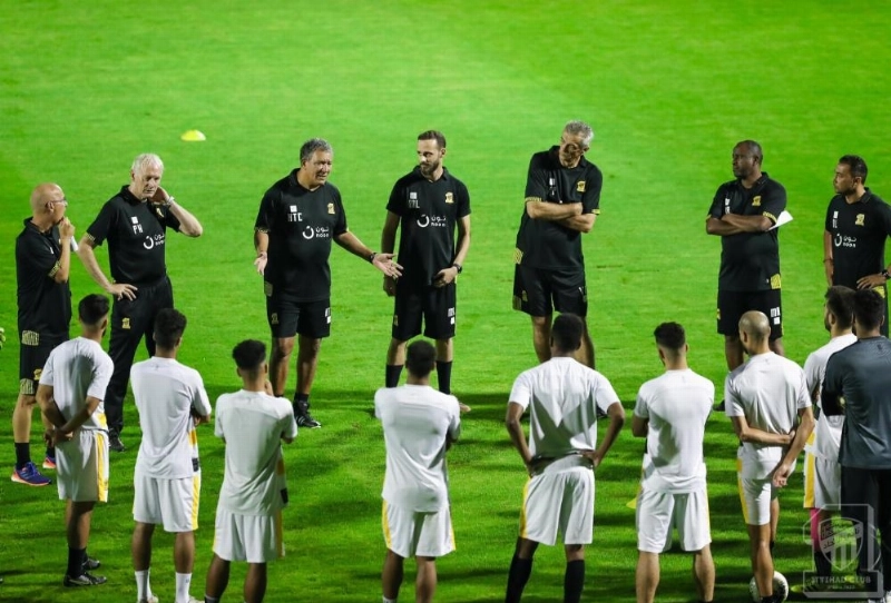 تين كات متحدثا للاعبين قبل تدريبات أمس (إعلامي الاتحاد)