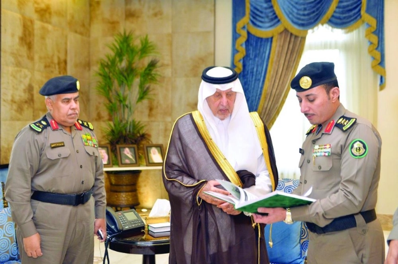خالد الفيصل لدى تسلمه تقرير مرور العاصمة المقدسة